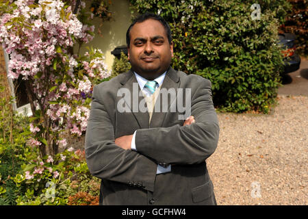 Il candidato del Norfolk nord-occidentale Manish Sood fuori dalla sua casa a Leicester. Foto Stock