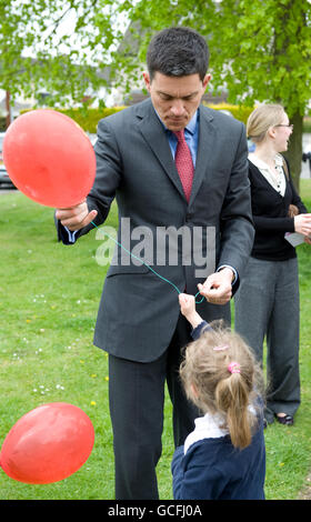 Il Segretario degli Esteri David Miliband incontra gli elettori e i loro figli al di fuori della WhiteGate Primary School di Clifton, Nottingham. Foto Stock