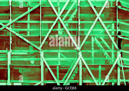 Impressionante la luce verde scuro rossiccio quadro di colore verdastro al di fuori di un edificio in stile ucraino Foto Stock