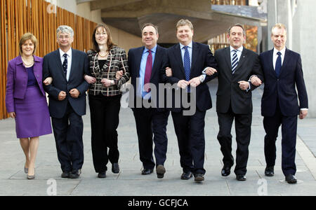 (Da sinistra a destra) il vice leader SNP Nicola Sturgeon, Mike Weir MP, Eilidh Whiteford MP, il leader SNP Alex Salmond, Angus Robertson MP, Stewart Hosie MP e Pete Wishart MP fuori dal Parlamento scozzese di Edimburgo. Foto Stock