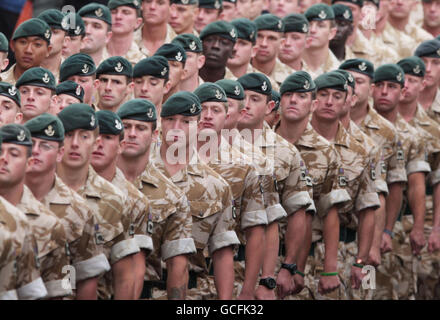 Homecoming parade per soldati Foto Stock