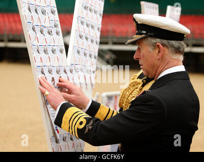 Il Principe del Galles conferma un messaggio di ringraziamento a un tributo ai militari britannici, in un ricevimento del VE Day presso la Horse Guards Parade, Westminster, Londra. Foto Stock