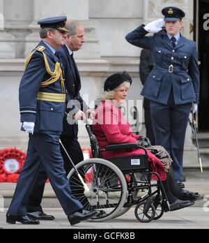 La Duchessa di Cornovaglia arriva al Cenotaph nel centro di Londra per assistere al servizio nazionale di commemorazione in occasione del 65° anniversario del VE Day. Foto Stock