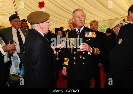 Il Principe del Galles partecipa a un ricevimento VE Day, ospitato dalla Legione Britannica reale, alla Horse Guards Parade, Westminster, Londra. Foto Stock