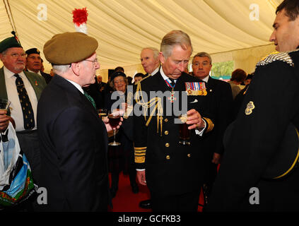 Il Principe del Galles partecipa a un ricevimento VE Day, ospitato dalla Legione Britannica reale, alla Horse Guards Parade, Westminster, Londra. Foto Stock