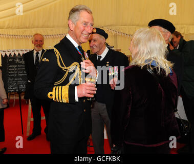 Il Principe del Galles partecipa a un ricevimento VE Day, ospitato dalla Legione Britannica reale, alla Horse Guards Parade, Westminster, Londra. Foto Stock