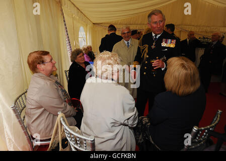 Il Principe del Galles partecipa a un ricevimento VE Day, ospitato dalla Legione Britannica reale, alla Horse Guards Parade, Westminster, Londra. Foto Stock