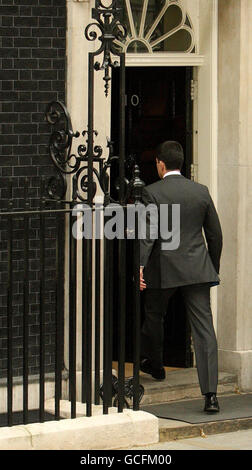 Il Segretario degli Esteri David Miliband arriva per un incontro del gabinetto al 10 di Downing Street, Londra. Foto Stock