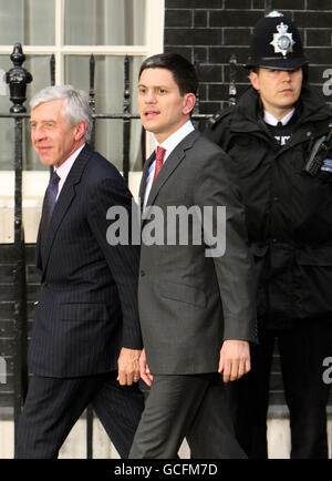 Il segretario alla giustizia Jack Straw (a sinistra) e il segretario agli esteri David Miliband partono dopo una riunione del gabinetto al 10 di Downing Street, Londra. Foto Stock