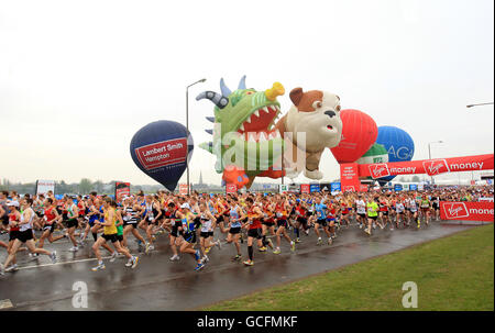 Maratona di Londra 2010. Vista generale come i concorrenti iniziano la Maratona Virgin London 2010, Londra. Foto Stock