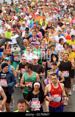 Maratona di Londra 2010. Vista generale come i concorrenti iniziano la Maratona Virgin London 2010, Londra. Foto Stock