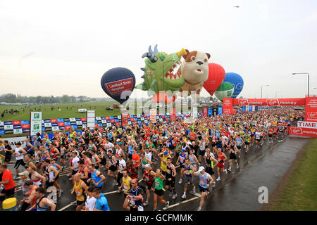 Maratona di Londra 2010. Vista generale come i concorrenti iniziano la Maratona Virgin London 2010, Londra. Foto Stock