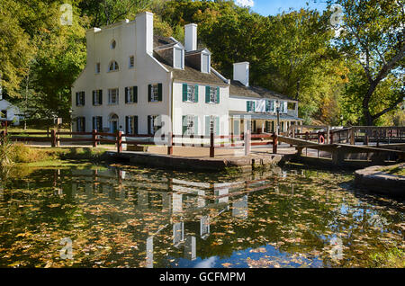 Great Falls Tavern Visitor Center, Chesapeake e Ohio Canal National Historical Park, originariamente Una Locktend's House e ampliato nel 1832 come... Foto Stock