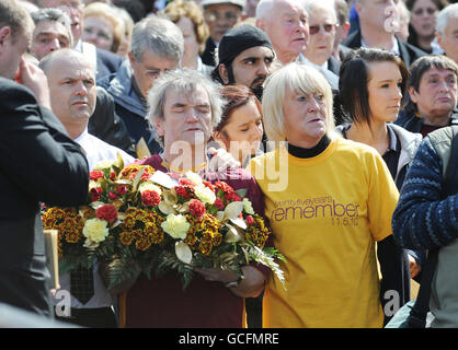 I membri del pubblico si riuniscono per il Servizio di commemorazione del 25° anniversario della Parade Fire di Bradford City Valley in Centenary Square, Bradford. Foto Stock