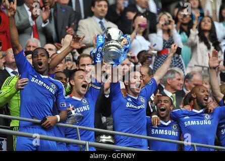 Calcio - fa Cup - finale - Chelsea / Portsmouth - Stadio di Wembley. I giocatori di Chelsea sollevano la fa Cup 2010 Foto Stock