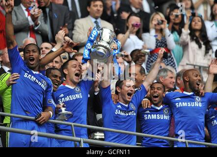 Calcio - fa Cup - finale - Chelsea / Portsmouth - Stadio di Wembley. I giocatori di Chelsea sollevano la fa Cup 2010 Foto Stock