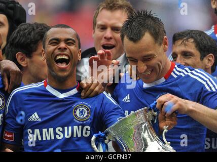 Calcio - fa Cup - finale - Chelsea / Portsmouth - Stadio di Wembley. John Terry di Chelsea (a destra) e Ashley Cole (a sinistra) celebrano la vittoria della fa Cup Foto Stock