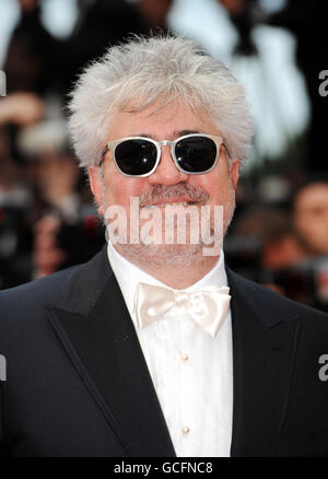 Pedro Almodovar arriva per la prima del film di Woody Allen si incontra UN Tall Dark Stranger, al 63 ° Festival di Cannes, Francia. Foto Stock