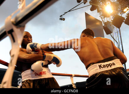 Danny Williams della Gran Bretagna (a sinistra) combatte Dereck Chisora della Gran Bretagna nella loro lotta britannica Heavyweight Championship a Upton Park, Londra. Foto Stock