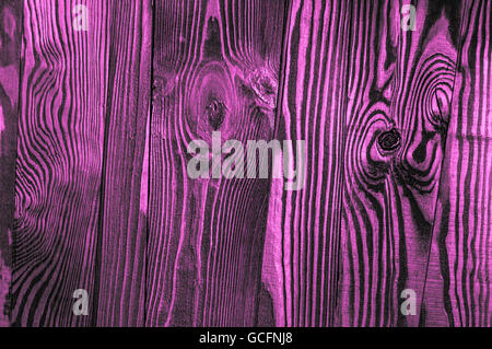 Perfetto rosa viola o porpora viola rossastro irregolare vecchio legno lucido scuro superficie di legno sfondo texture Foto Stock