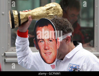 Atletica - 2010 BUPA Great Manchester Run. Un corridore vestito come Wayne Rooney attraversa la linea di arrivo durante il buPA Great Manchester Run a Manchester. Foto Stock