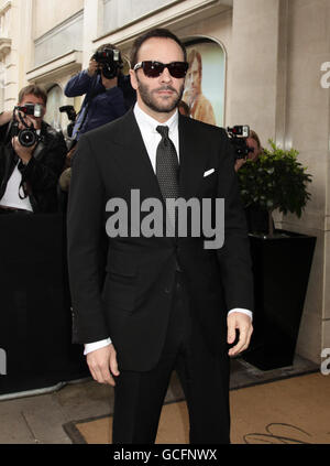 Tom Ford arriva al Claridge's Hotel nel centro di Londra, per il matrimonio di David Walliams e Lara Stone. Foto Stock