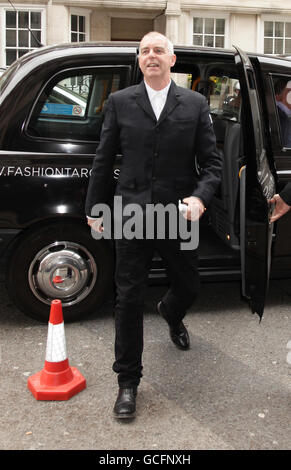 Neil Tennant arriva al Claridge's Hotel nel centro di Londra, per il matrimonio di David Walliams e Lara Stone. Foto Stock