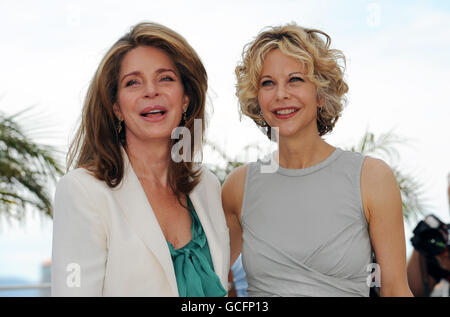 La regina Noor di Giordania (a sinistra) e l'attrice Meg Ryan assistono ad una fotocall in vista di una proiezione di Countdown to Zero al 63° Festival del Cinema di Cannes, Francia. PREMERE ASSOCIAZIONE foto. Data foto: Domenica 16 maggio 2010. Vedi la storia della Pennsylvania SHOWBIZ Cannes. Il credito fotografico deve essere: Fiona Hanson/PA Wire Foto Stock