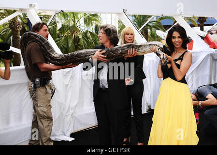 Mallika Sherawat tenta di gestire un python di 22ft, 600lb per promuovere il suo nuovo film Hisss al Majestic Hotel a Cannes, Francia. PREMERE ASSOCIAZIONE foto. Data immagine: Domenica 16 maggio 2010. Guarda la storia della PA DI Cannes. Il credito fotografico dovrebbe essere: Ian West/PA Wire Foto Stock