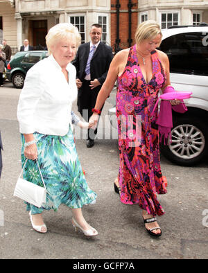 Madre dello sposo, Kathleen Williams (a sinistra) partecipa al matrimonio di David Walliams e Lara Stone al Claridge's Hotel nel centro di Londra. Foto Stock