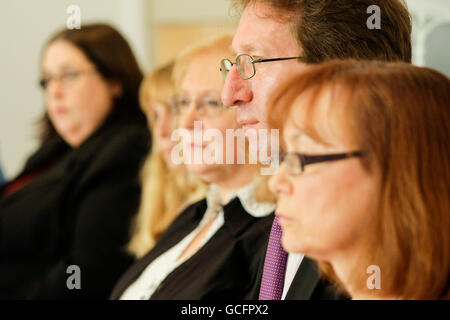 Solicitor Clifford Tibber, parla ai media durante una conferenza stampa dopo la sentenza della Corte di giustizia reale sull'inmissione nei bombardamenti del 7 luglio a Londra, nel 2005. Foto Stock