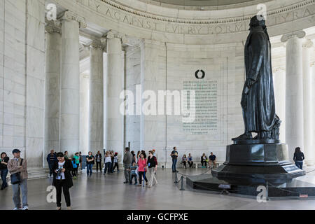 Thomas Jefferson Memorial costruito sul bordo del bacino di marea, costruzione completata nel 1943 e i 19 piedi statua in bronzo aggiunto nel 1947 Foto Stock