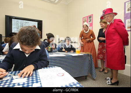 La Regina Elisabetta II della Gran Bretagna incontra gli allievi alla Westminster School durante una visita all'Abbazia di Westminster e alla Westminster School, nel 450° anniversario della concessione della loro carta reale da parte della Regina Elisabetta I. Foto Stock