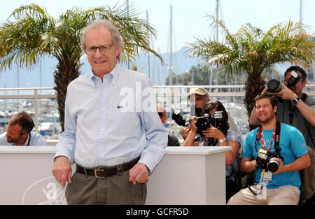 Ken Loach partecipa a una fotocellula per la Route Irish durante il 63° Festival del Cinema di Cannes, Francia. Il film è un ingresso tardivo per il Palme D'Or. Foto Stock