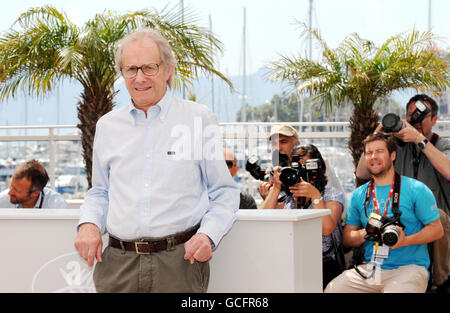 Il regista Ken Loach frequenta una fotocellula per il suo film Route Irish, un ingresso tardivo per il Palme d'Or, durante il 63° Festival del Cinema di Cannes, in Francia. Foto Stock