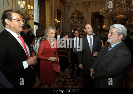 L'Earl of Wessex (seconda a destra) incontra Sir Roger Moore, sua moglie Kristina, e George Lucas (a destra) in un drink di benvenuto per la beneficenza 'Film Without Borders' a Buckingham Palace nel centro di Londra. Foto Stock