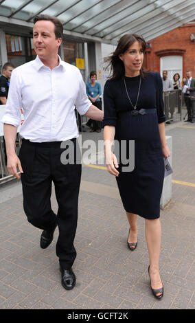 Il leader del Partito conservatore David Cameron e sua moglie Samantha durante una visita al Birmingham Children's Hospital. Foto Stock