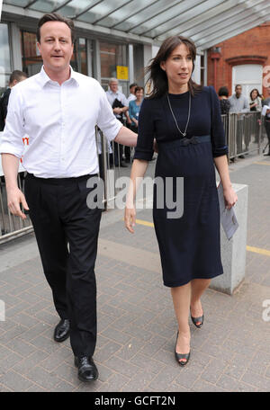 Il leader del Partito conservatore David Cameron e sua moglie Samantha durante una visita al Birmingham Children's Hospital. Foto Stock