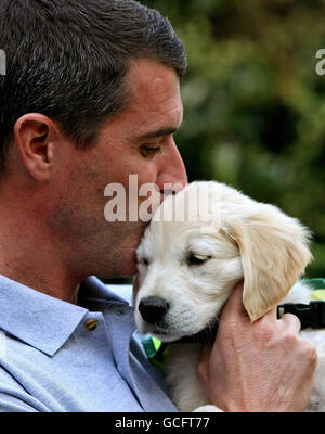 Il direttore del FC di Ipswich Town ed ex calciatore internazionale della Repubblica d'Irlanda Roy Keane detiene il cucciolo Verna per lanciare oggi i cani guida irlandesi per la campagna Blind Super Value Shades 2010 nei giardini del Mount Herbert Hotel Dublin. Foto Stock