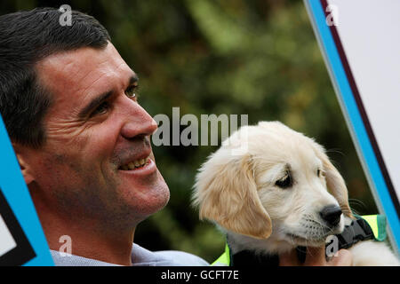 Il direttore del FC di Ipswich Town ed ex calciatore internazionale della Repubblica d'Irlanda Roy Keane detiene il cucciolo Verna per lanciare oggi i cani guida irlandesi per la campagna Blind Super Value Shades 2010 nei giardini del Mount Herbert Hotel Dublin. Foto Stock