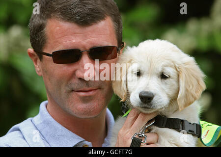 Il direttore del FC di Ipswich Town ed ex calciatore internazionale della Repubblica d'Irlanda Roy Keane detiene il cucciolo Verna per lanciare oggi i cani guida irlandesi per la campagna Blind Super Value Shades 2010 nei giardini del Mount Herbert Hotel Dublin. Foto Stock