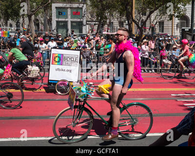 Escursioni in bicicletta a San Francisco Pride Parade 2016 Foto Stock