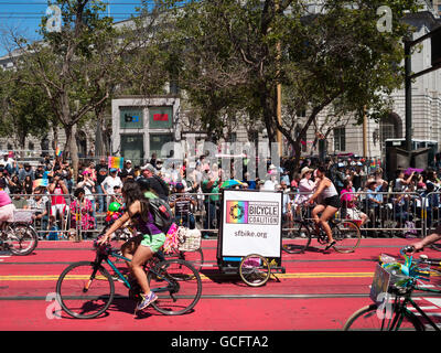 Escursioni in bicicletta a San Francisco Pride Parade 2016 Foto Stock