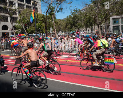 Gruppo di ciclisti in San Francisco Pride Parade 2016 Foto Stock