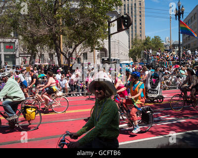 Gruppo ciclistico in San Francisco Pride Parade 2016 Foto Stock