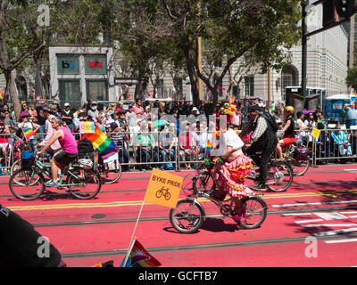 Biciclette in San Francisco Pride Parade 2016 Foto Stock