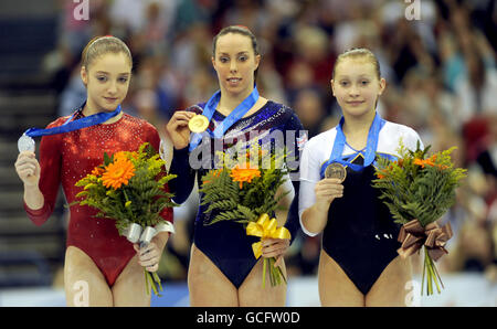 Il Beth Tweddle (centro) della Gran Bretagna celebra la vittoria della medaglia d'oro sulle sbarre irregolari con Aliya Mustafina della Russia (sinistra, argento) e Nataliya Kononenko dell'Ucraina (destra, bronzo) durante i Campionati europei di arte alla NIA, Birmingham. Foto Stock
