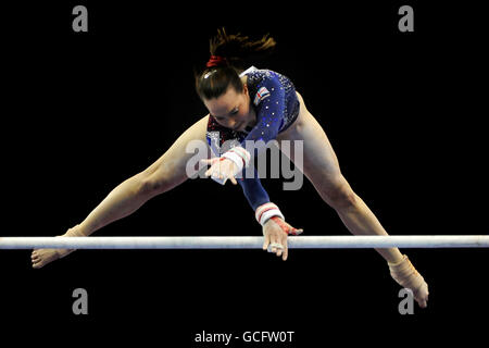 Il Beth Tweddle della Gran Bretagna compete sulle sbarre irregolari durante i Campionati europei di arte alla NIA, Birmingham. Foto Stock