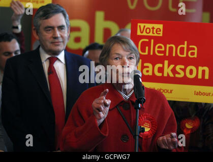 Il primo ministro Gordon Brown ascolta la sua ex attrice e parlamentare del Partito laburista Glenda Jackson durante una riunione di festa in un pub a Kilburn, a nord di Londra. Foto Stock