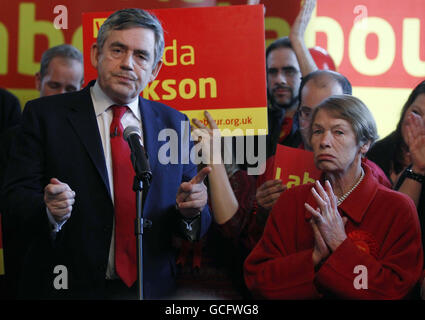 Il primo ministro Gordon Brown ascolta la sua ex attrice e parlamentare del Partito laburista Glenda Jackson durante una riunione di festa in un pub a Kilburn, a nord di Londra. Foto Stock